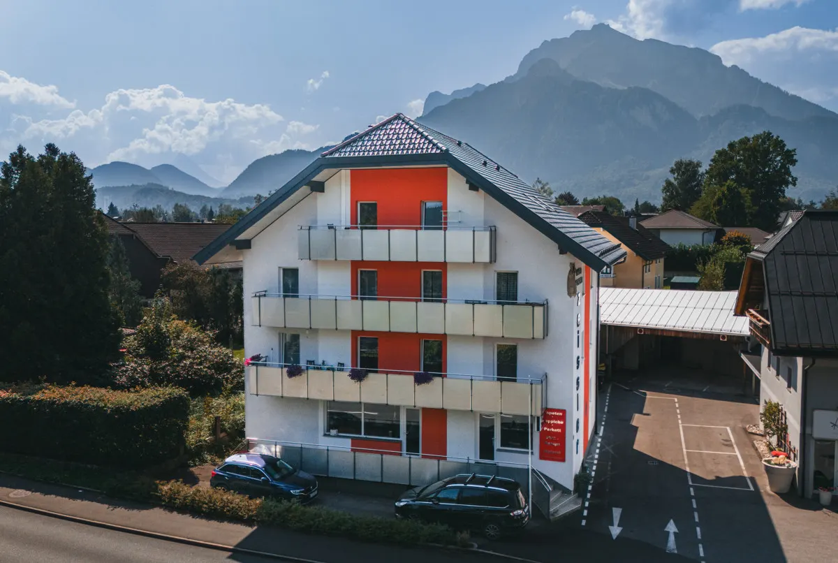FACETTENREICH - Wohn- und Geschäftshaus in Anif