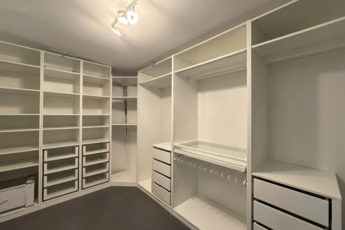 Modernes Einfamilienhaus mit großem Garten, Sauna und Doppelgarage in ruhiger Lage