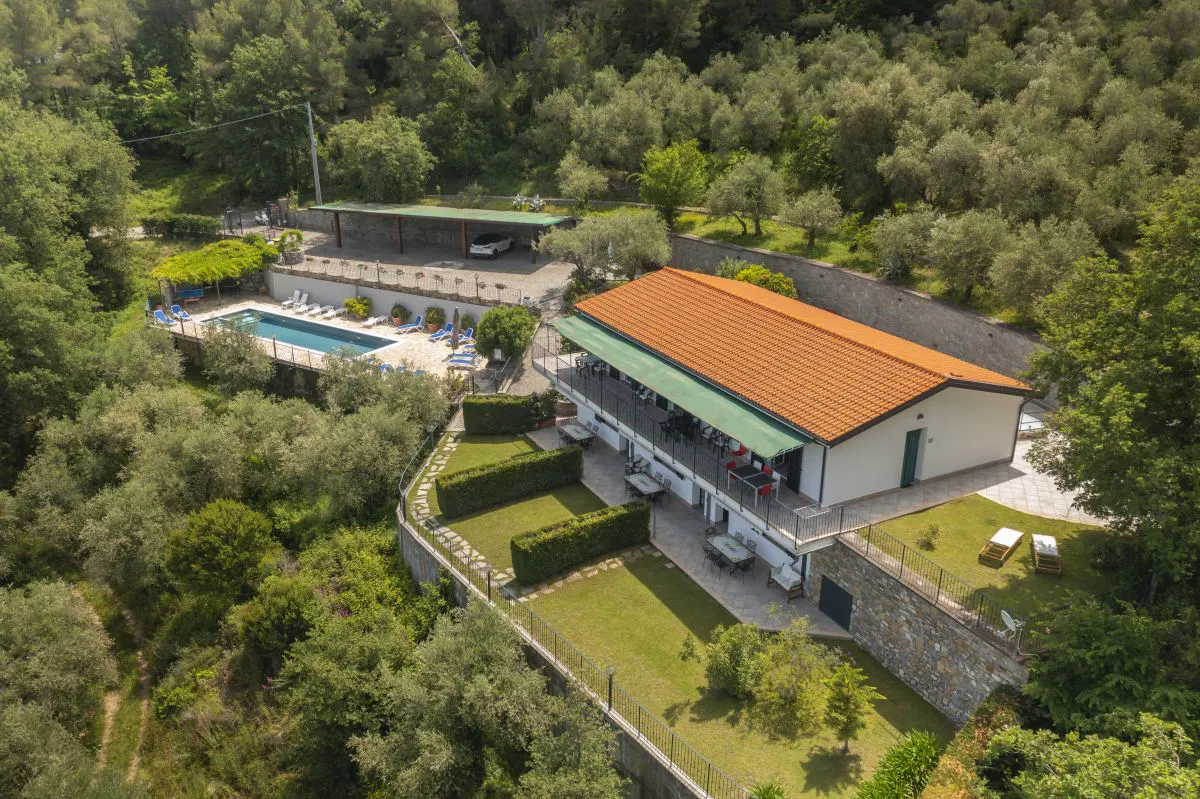 Villa mit großem Pool und Meerblick in Imperia