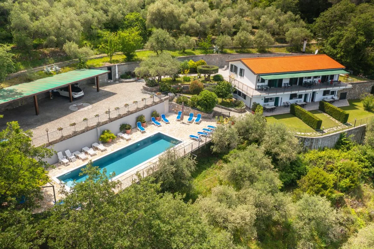 Villa mit großem Pool und Meerblick in Imperia 2