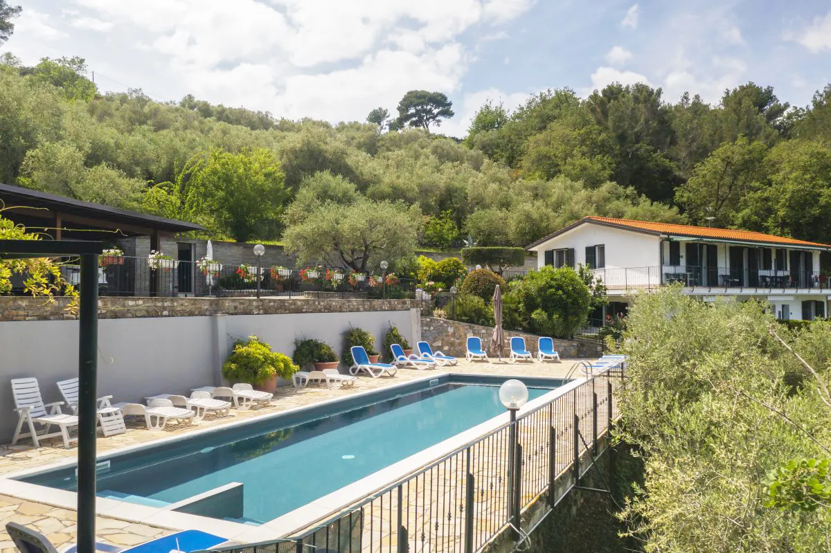 Villa mit großem Pool und Meerblick in Imperia