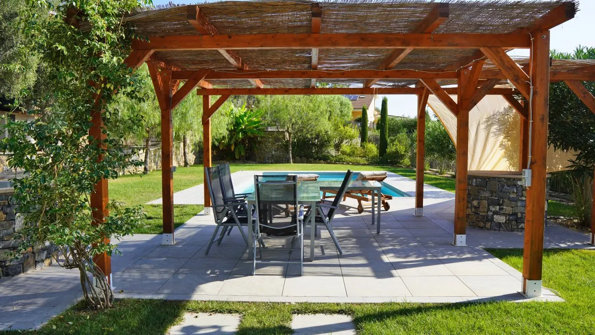 Villa Petra mit einem traumhaften Pool und einer weitläufigen, gepflegten Gartenanlage