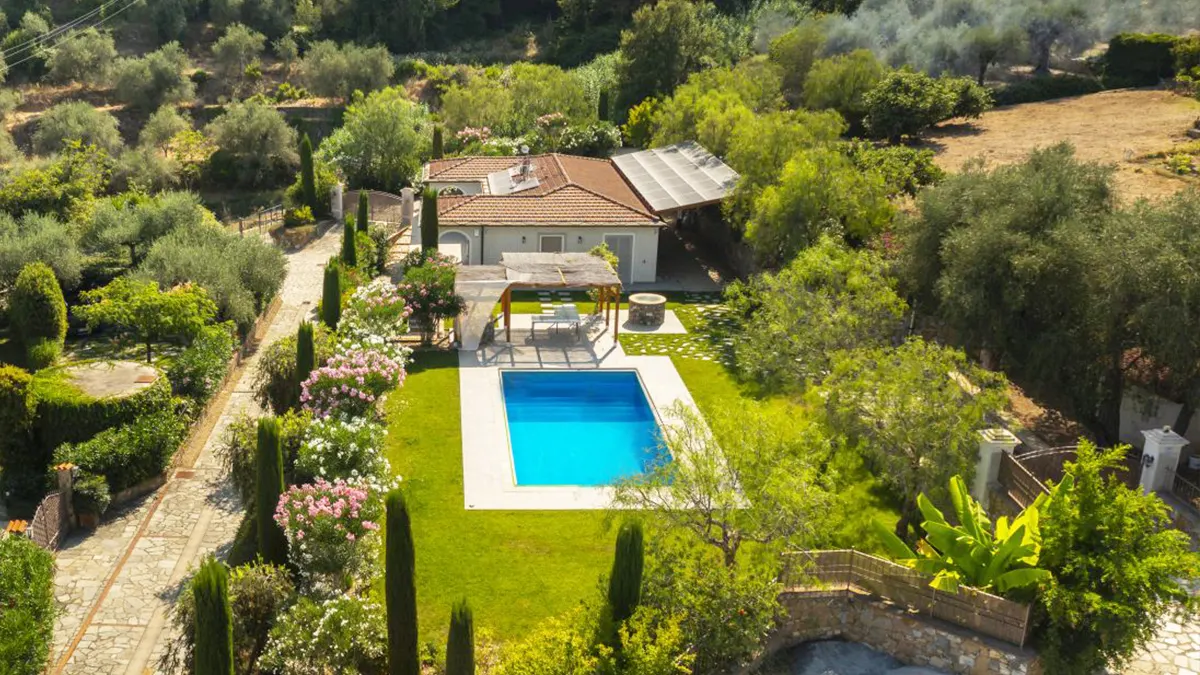 Villa Petra mit einem traumhaften Pool und einer weitläufigen, gepflegten Gartenanlage