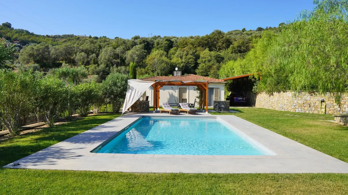 Villa Petra mit einem traumhaften Pool und einer weitläufigen, gepflegten Gartenanlage