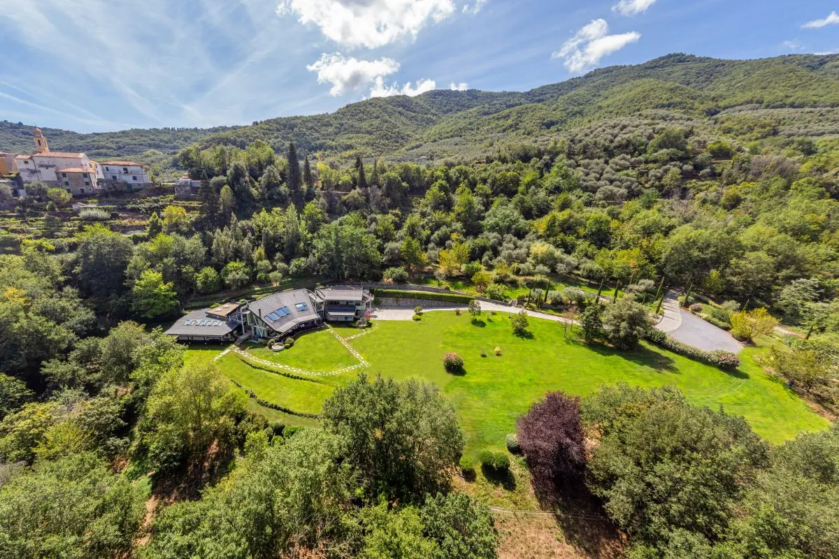 Exklusive Villa mit großem Privatpark  in Borgomaro 2