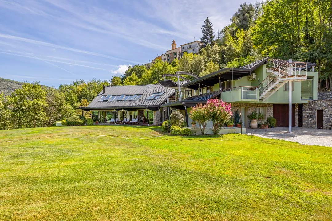Exklusive Villa mit großem Privatpark  in Borgomaro