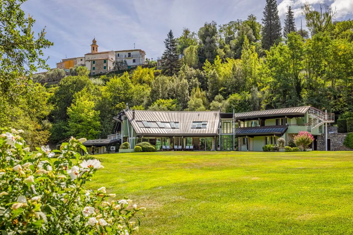 Exklusive Villa mit großem Privatpark  in Borgomaro