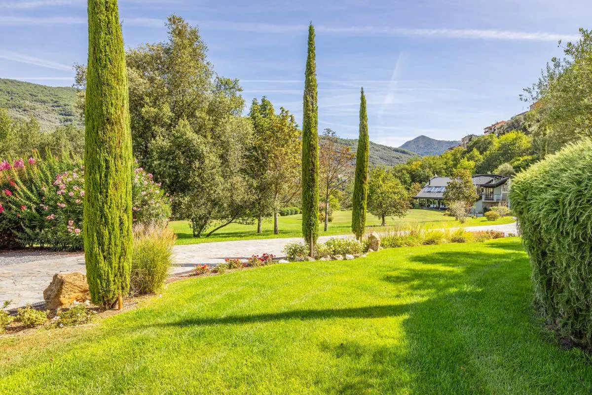 Exklusive Villa mit großem Privatpark  in Borgomaro