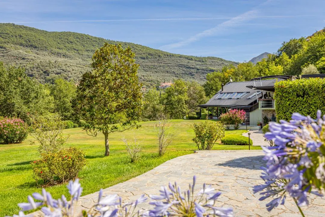 Exklusive Villa mit großem Privatpark  in Borgomaro