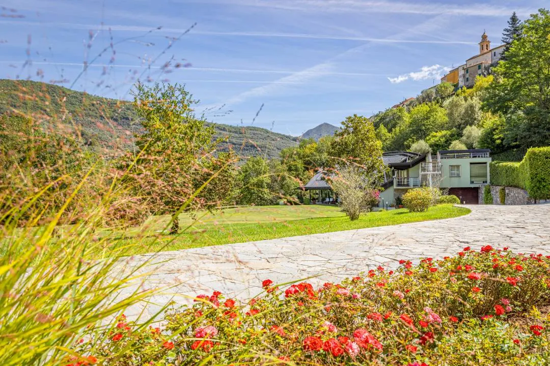 Exklusive Villa mit großem Privatpark  in Borgomaro