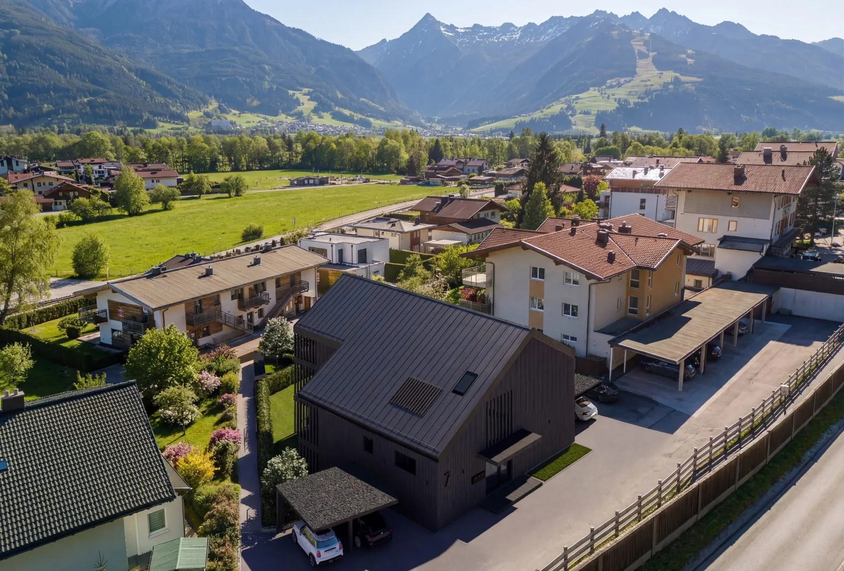 4-LIVING Bruckberg, Rückansicht mit Garten und Bergpanorama