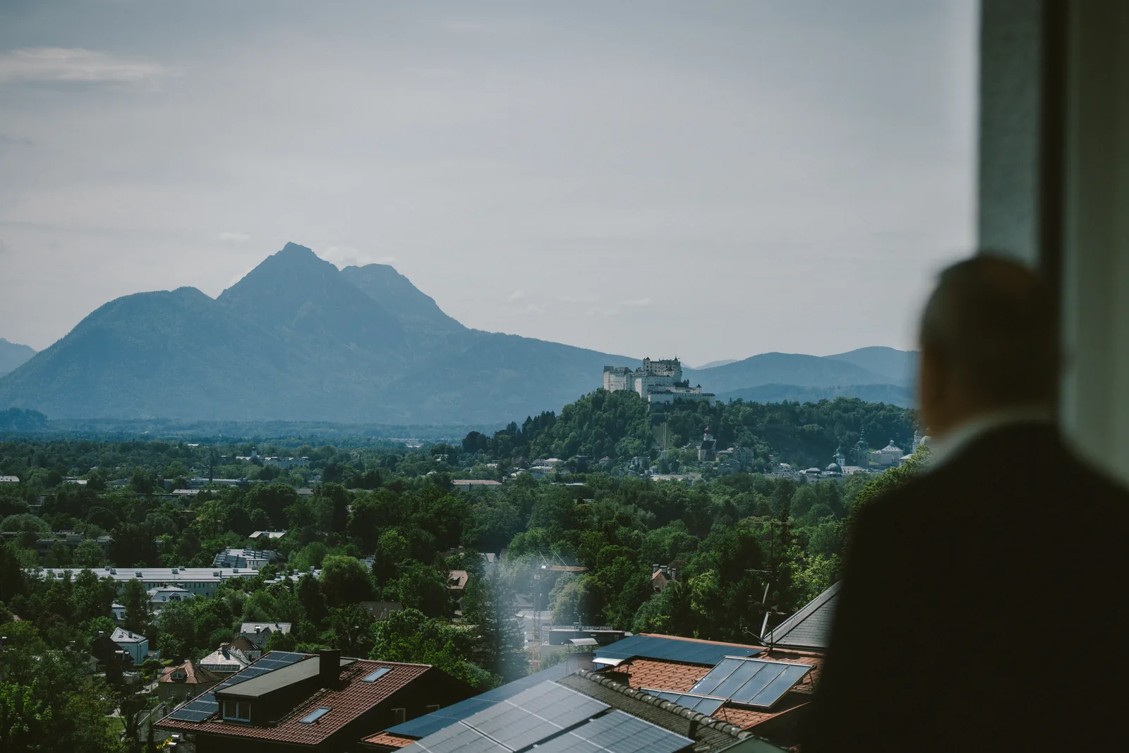 Terrasse mit Blick über Salzburg-Aigen und die Berge