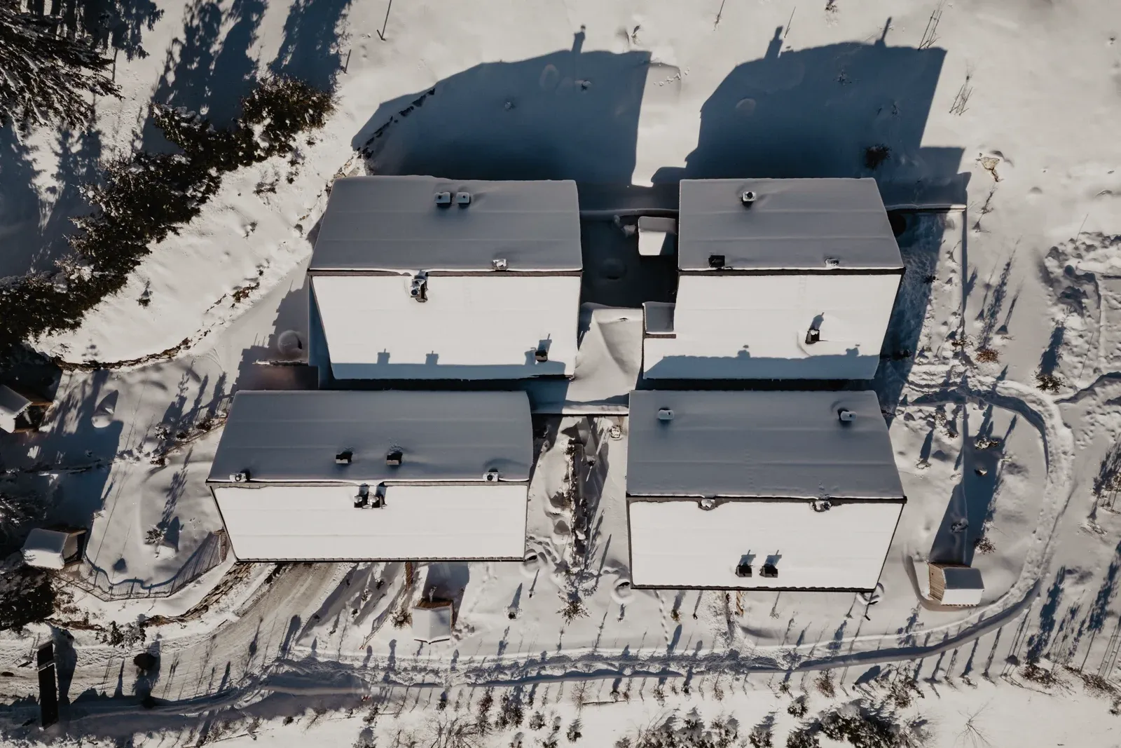 Birgkar Mountain Hideaway aus der Vogelperspektive, verschneiter Lageplan der Lodges