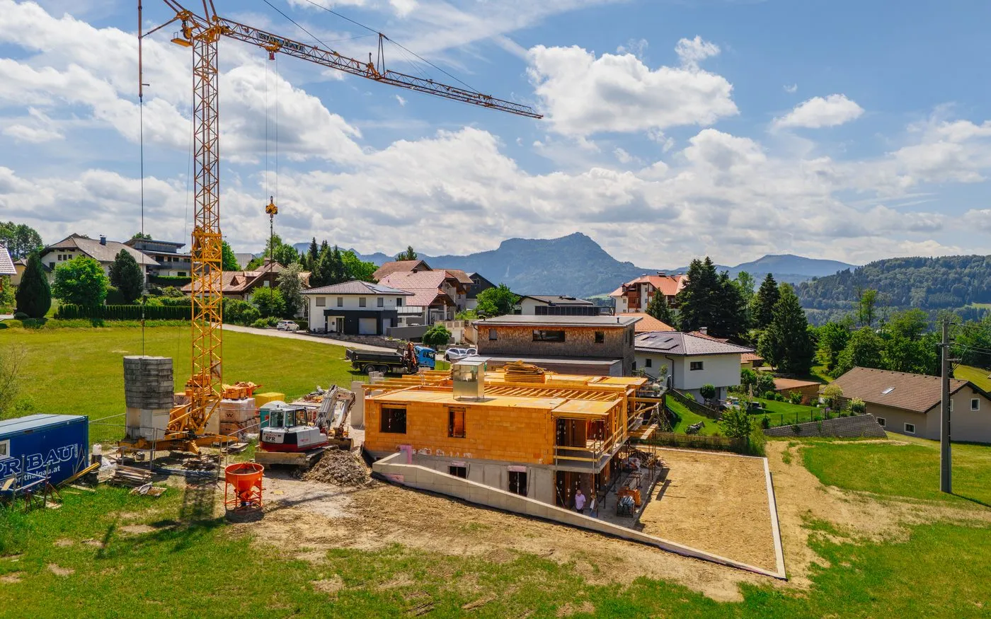 Rohbau Exlberg 9 im Ortsbild von Tiefgraben