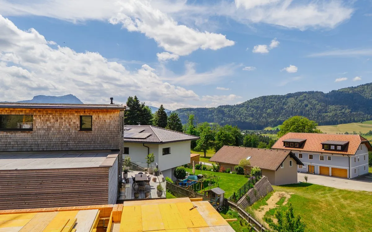 Ausblick über das Tal Richtung Berge