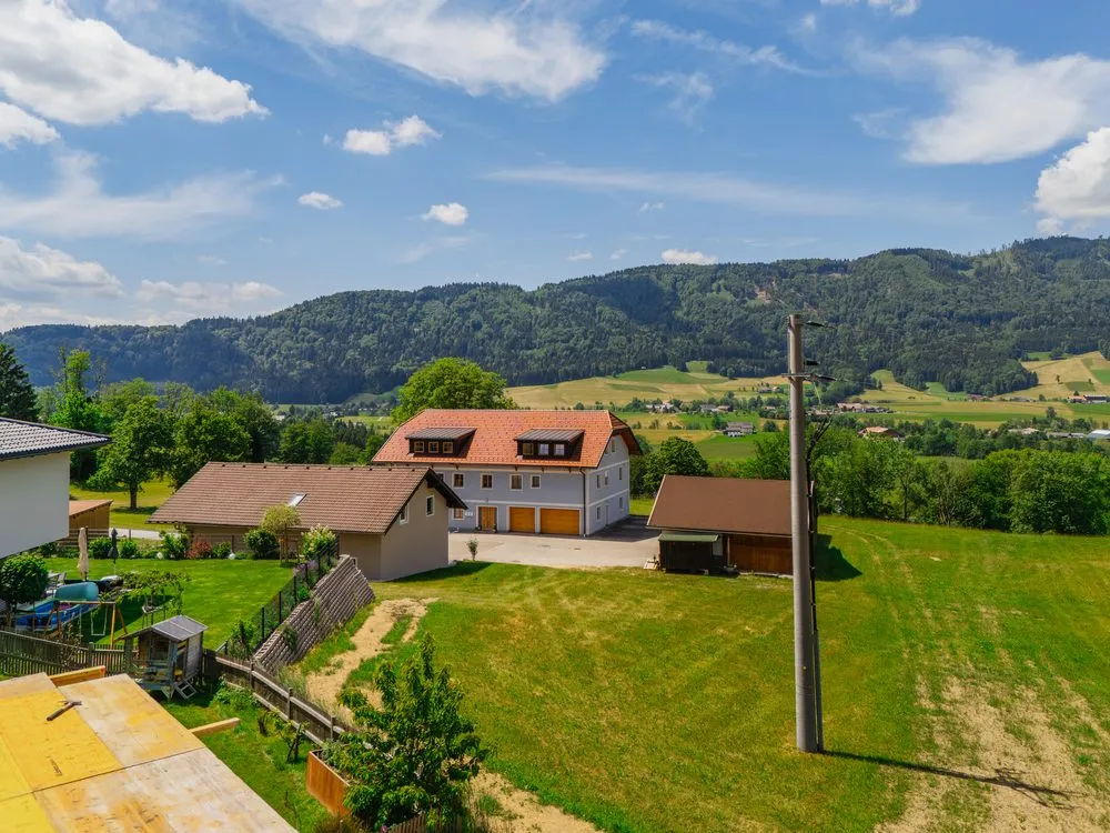 Grüne Wiesen mit Bergpanorama im Salzkammergut